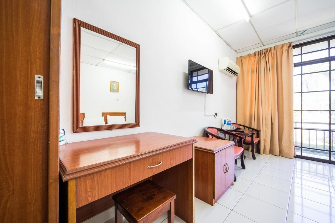 Terap Inn Kampong Raja Buitenkant foto
