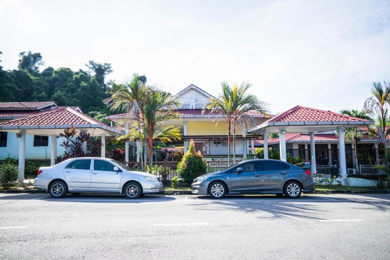 Terap Inn Kampong Raja Buitenkant foto